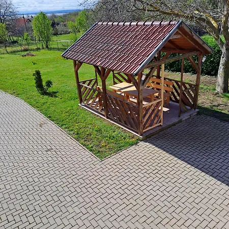 Vadrozsa Nyaralo Ferienhaus *